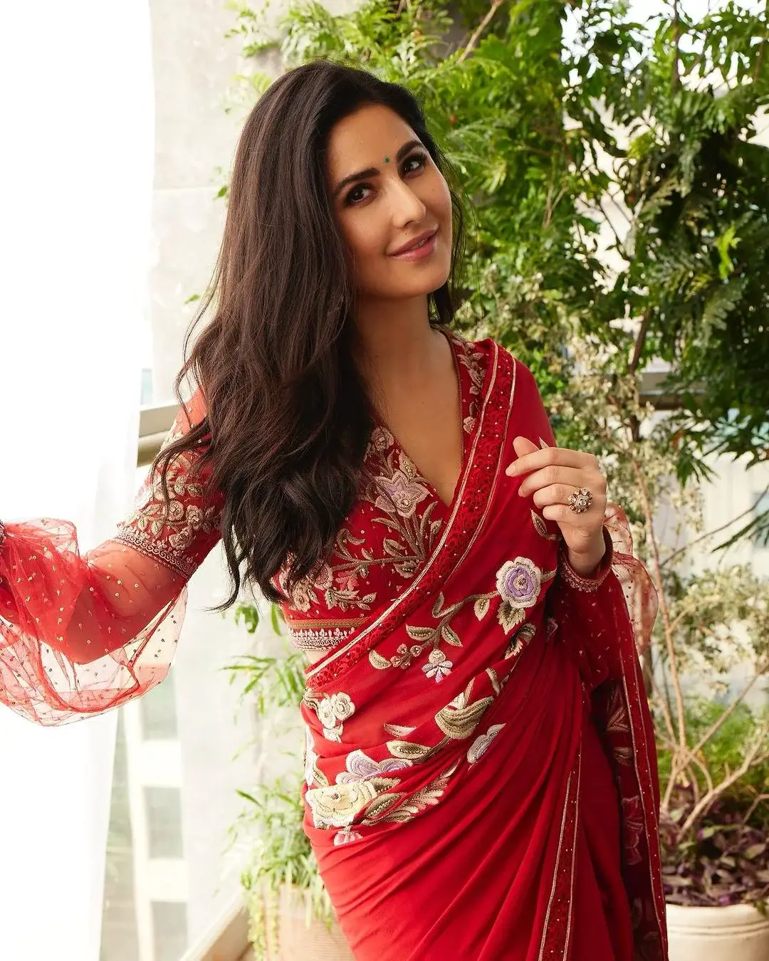 BEAUTIFUL INDIAN ACTRESS KATRINA KAIF IN RED SAREE